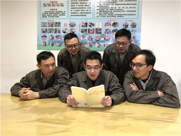 溫州發電公司環保運行班組在班前會上由班組政治宣傳員為班員們講解《學習綱要》。 朱小剛 攝.jpg